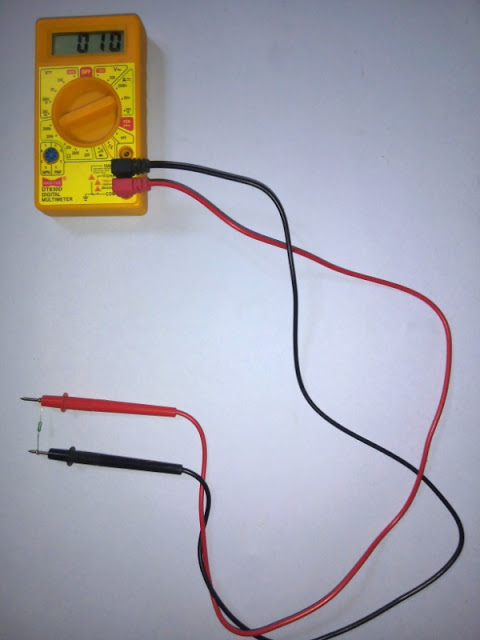 Multimeter को resistor पर set करें और जैसा की image में है Black testing lead को com पोर्ट से connect करें और red testing lead को VmA से connect करें और resistor को connect करें display में resistance show होने लगेगा