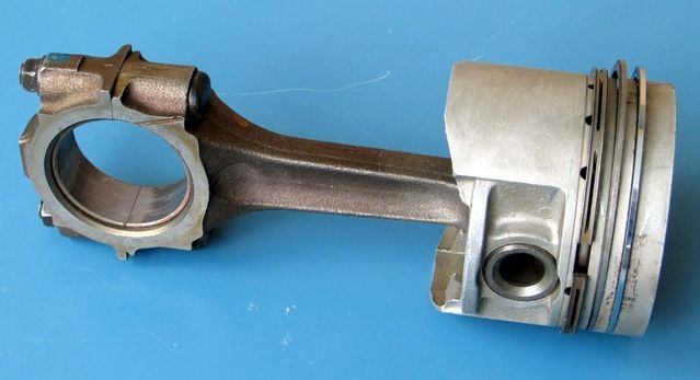 lnternal combustion engine में Connecting rod, crank shaft और piston को जोडती है